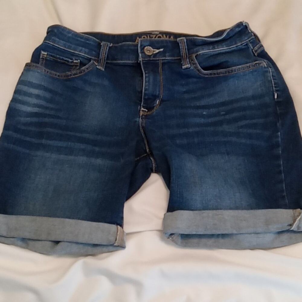 Arizona jeans Juniors blue cuffed Size 7 shorts. Summer, Beachy, Casual, Comfy